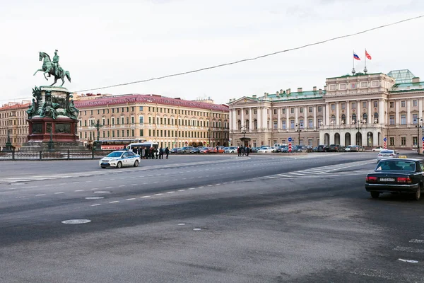 St Isaac náměstí v Petrohradě v večer — Stock fotografie