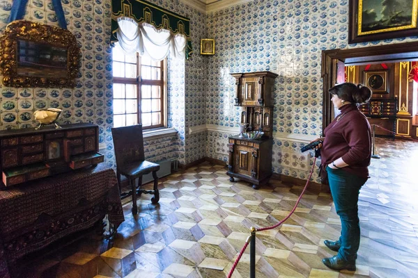 Návštěvník v Menšikov paláci v Petrohradě — Stock fotografie