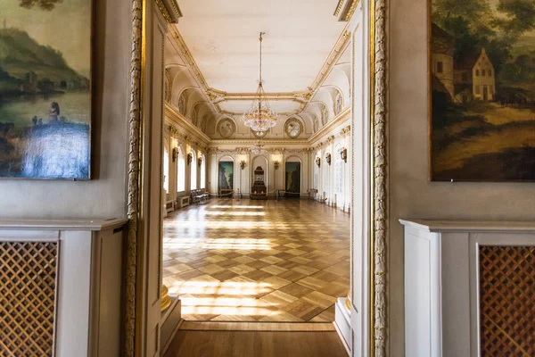 Quarto e hall no Palácio Menshikov em São Petersburgo — Fotografia de Stock