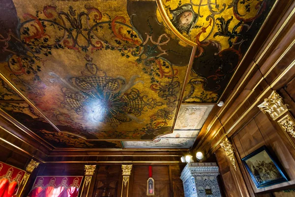 サンクト ・ ペテルブルクのメンシコフ宮殿で木製の天井 — ストック写真