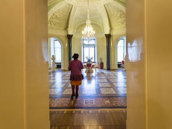 在圣彼得堡大理石宫殿的游客 — 图库照片