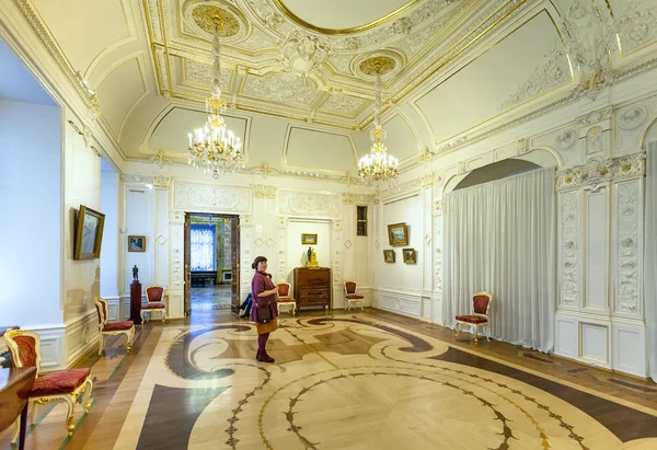 Visitor in room of Marble Palace in St Petersburg — Stock Photo, Image