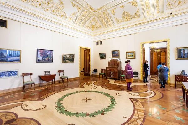 Turisté v místnosti mramorové paláce v Petrohradě — Stock fotografie