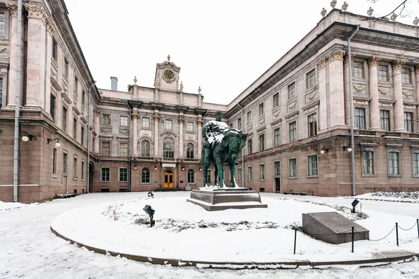Estátua de Alexandre III no quintal do Palácio de Mármore — Fotografia de Stock