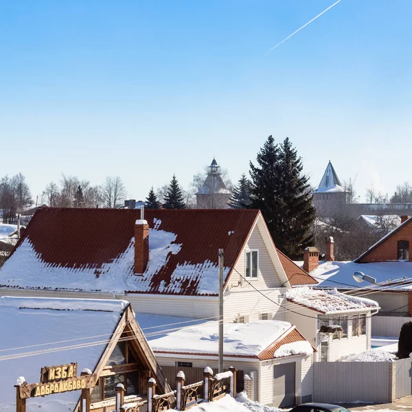 Novas casas residenciais na cidade de Suzdal no inverno — Fotografia de Stock