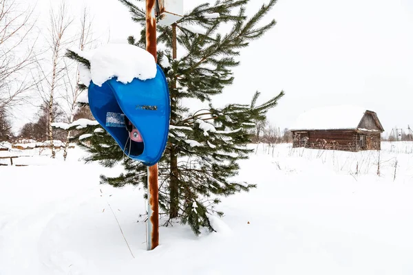 Quiosco de teléfono al aire libre en el campo de nieve en el pueblo —  Fotos de Stock