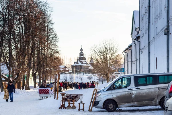 Turistas pasan por un mercado de souvenirs en Suzdal —  Fotos de Stock
