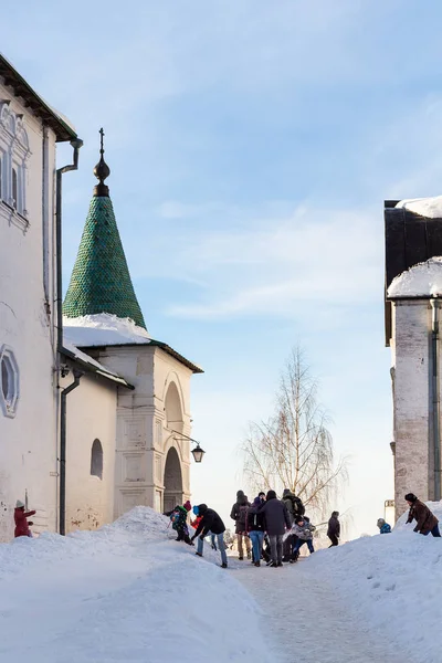 People near Suzdal Kremlin in winter day — Stock Photo, Image