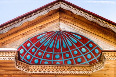 Eski Rus Ahşap evin ecorated fronton