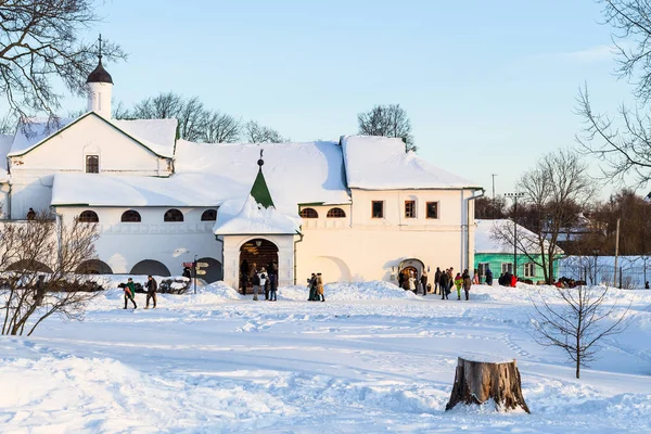 Turistas cerca de la entrada al museo en Suzdal Kremlin —  Fotos de Stock