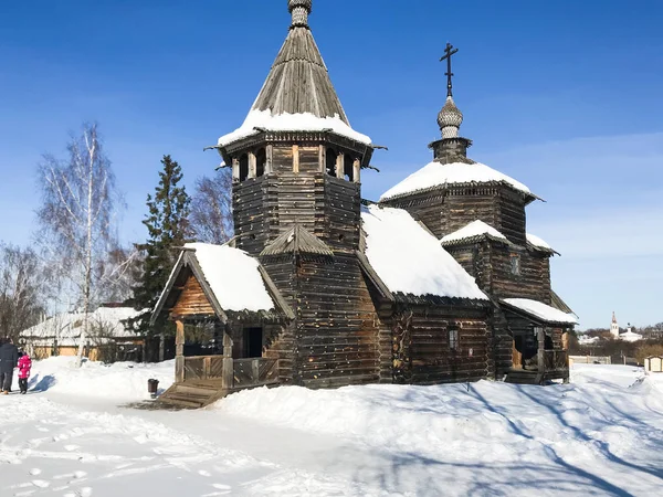 Suzdal で復活の教会近くの観光客 — ストック写真