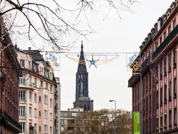 Guirnalda al aire libre y vista de la catedral de Estrasburgo — Foto de Stock