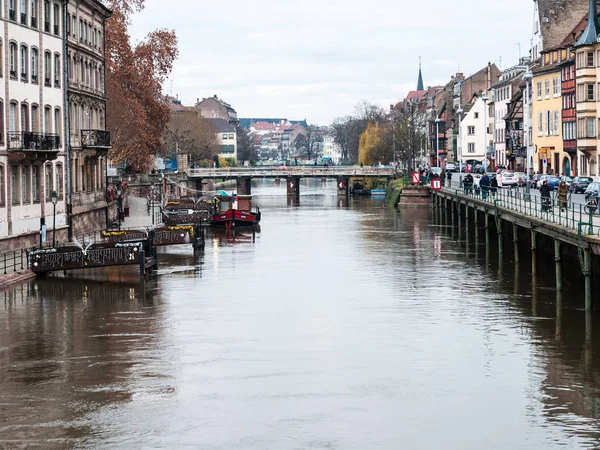 Canal fluvial dans la vieille ville de Strasbourg — Photo