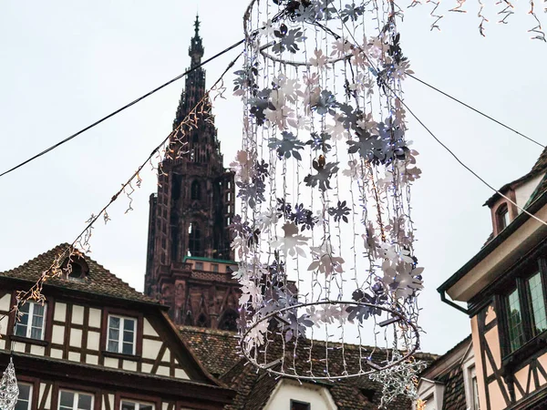 Garland and view of Strasbourg Cathedral — Stock Photo, Image