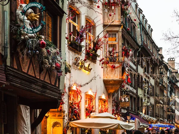 Rua iluminada durante o Natal em Estrasburgo — Fotografia de Stock