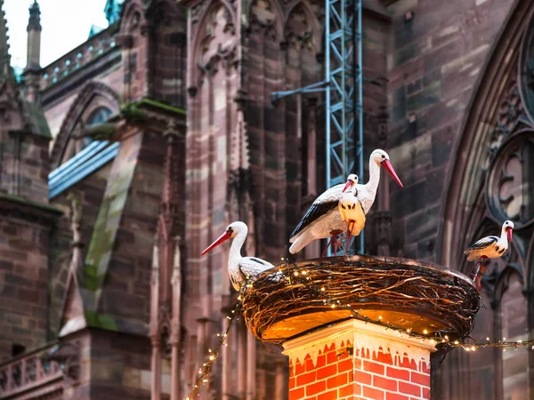 Dekorativa stork häckar på Xmas fair i Strasbourg — Stockfoto