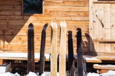 ahşap evi önünde geniş orman kayaklar