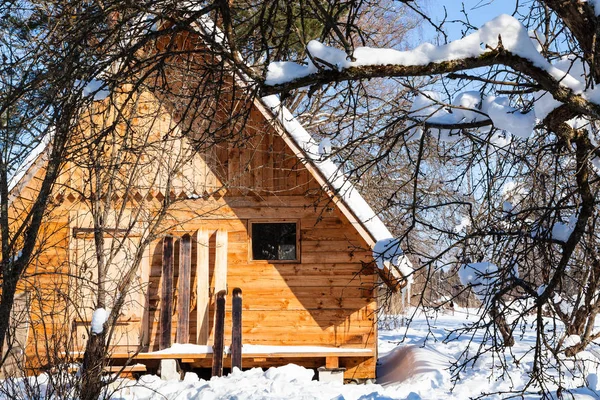 View of little wooden cottage and wide skis — Stock Photo, Image