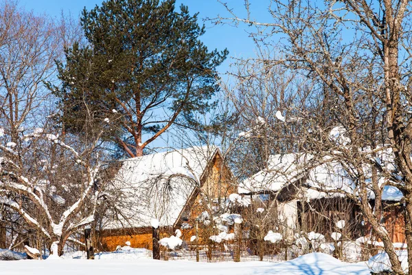 Nueva casa de madera en la aldea rusa en invierno — Foto de Stock