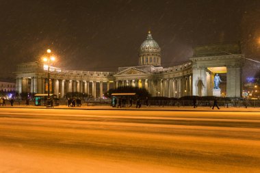 Kazan Katedrali görünümünde gece kar yağışı