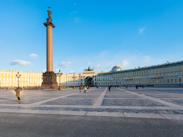 Pohled na Palácové náměstí a budova zaměstnanci generálního — Stock fotografie