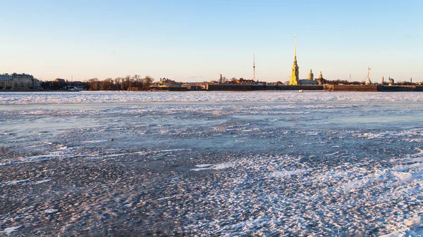 Panoraamanäkymät jäädytetylle Neva-joelle ja linnoitukseen — kuvapankkivalokuva