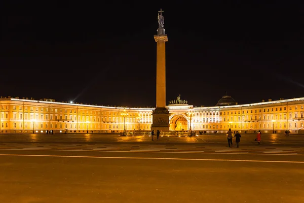 Vue de la place du Palais et de l'état-major dans la nuit — Photo