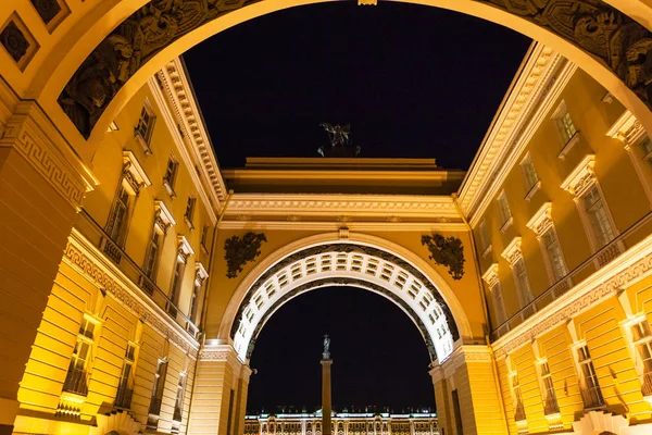 Gecede Saint Petersburg'daki Arch alttan görünüm — Stok fotoğraf