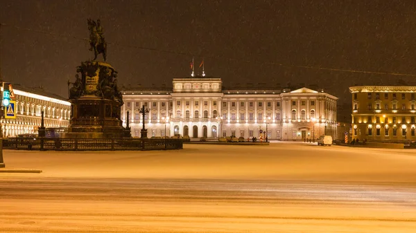 Vista notturna di Piazza Sant'Isacco a San Pietroburgo — Foto Stock