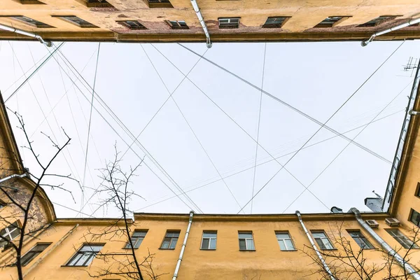 Many electrical wires and cables over urban yard — Stock Photo, Image