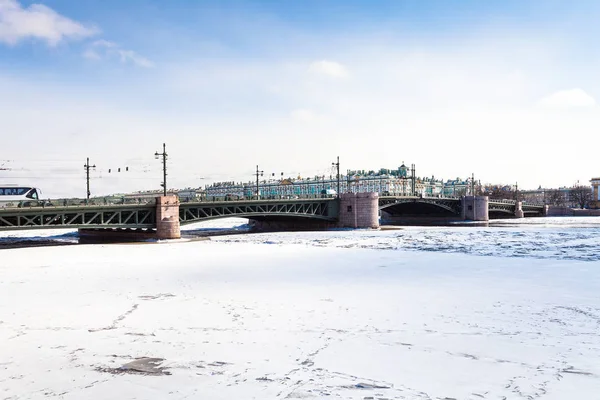 El puente del Palacio y el río Neva congelado —  Fotos de Stock