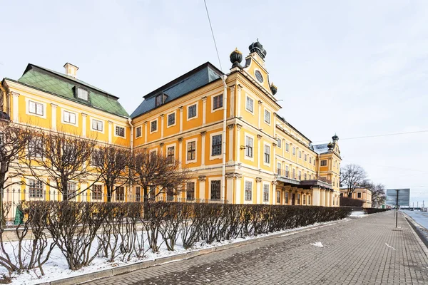Университетская набережная с дворцом Меньшикова — стоковое фото