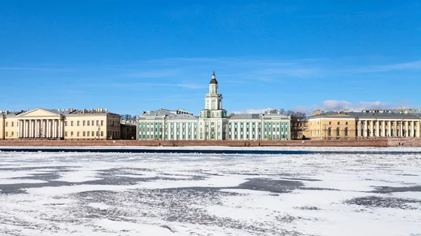 Universitetskaya dolgu ile Barok saraylar — Stok fotoğraf