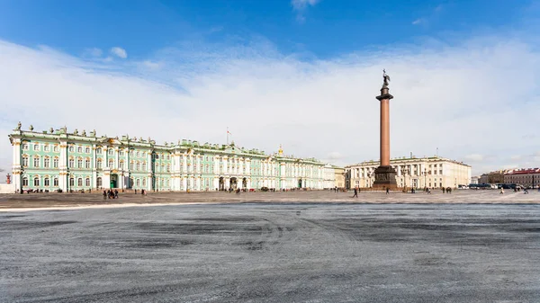 Panoramautsikt över Palatstorget och Vinterpalatset — Stockfoto