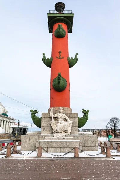 Columna Rostral en la ciudad de San Petersburgo en marzo — Foto de Stock