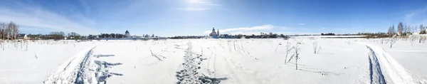 Panorama de la rivière gelée dans la ville de Suzdal en hiver — Photo