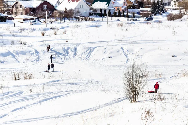 Замерзла річка в село Suzdal взимку — стокове фото
