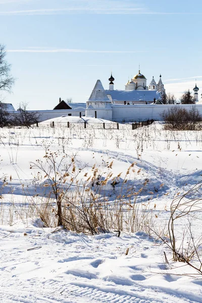 Monastère Pokrovskiy sur la rive gelée de la rivière à Suzdal — Photo