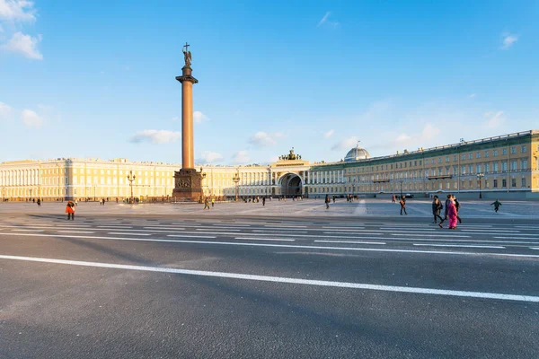 Palastplatz und Generalstabsgebäude bei Sonnenuntergang — Stockfoto