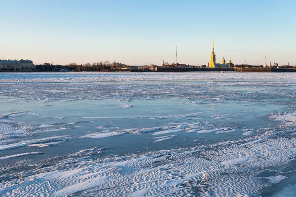 Вид ледяного покрова Невы и крепости — стоковое фото