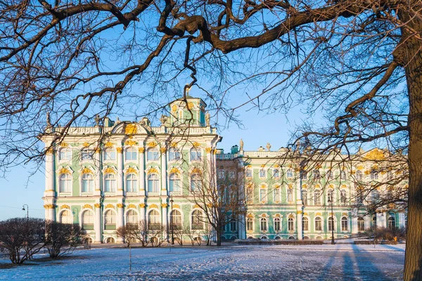 Seitenansicht des Winterpalastes von Gärten am Abend — Stockfoto