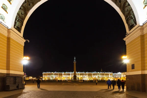 Вид на Дворцовую площадь через Арку ночью — стоковое фото