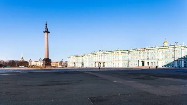 Vista panorâmica da Praça do Palácio em março manhã — Fotografia de Stock