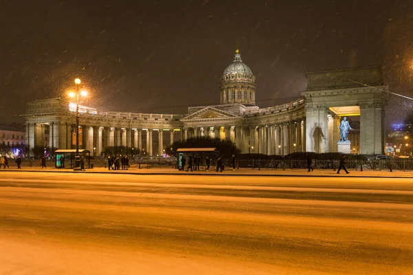 Vue de la cathédrale de Kazan dans les chutes de neige nocturnes — Photo
