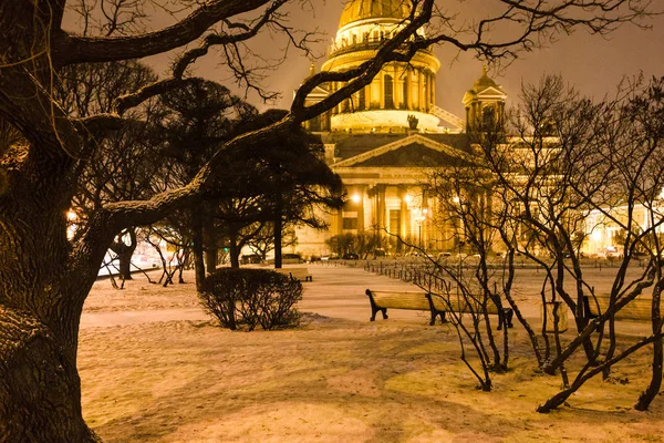 聖イサアク大聖堂の近く雪に覆われた庭 — ストック写真