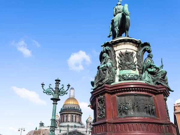 Monument voor Nicholas ik en koepel van de kathedraal — Stockfoto