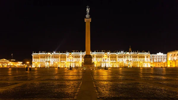 Vista panorámica de la Plaza del Palacio en la noche — Foto de Stock