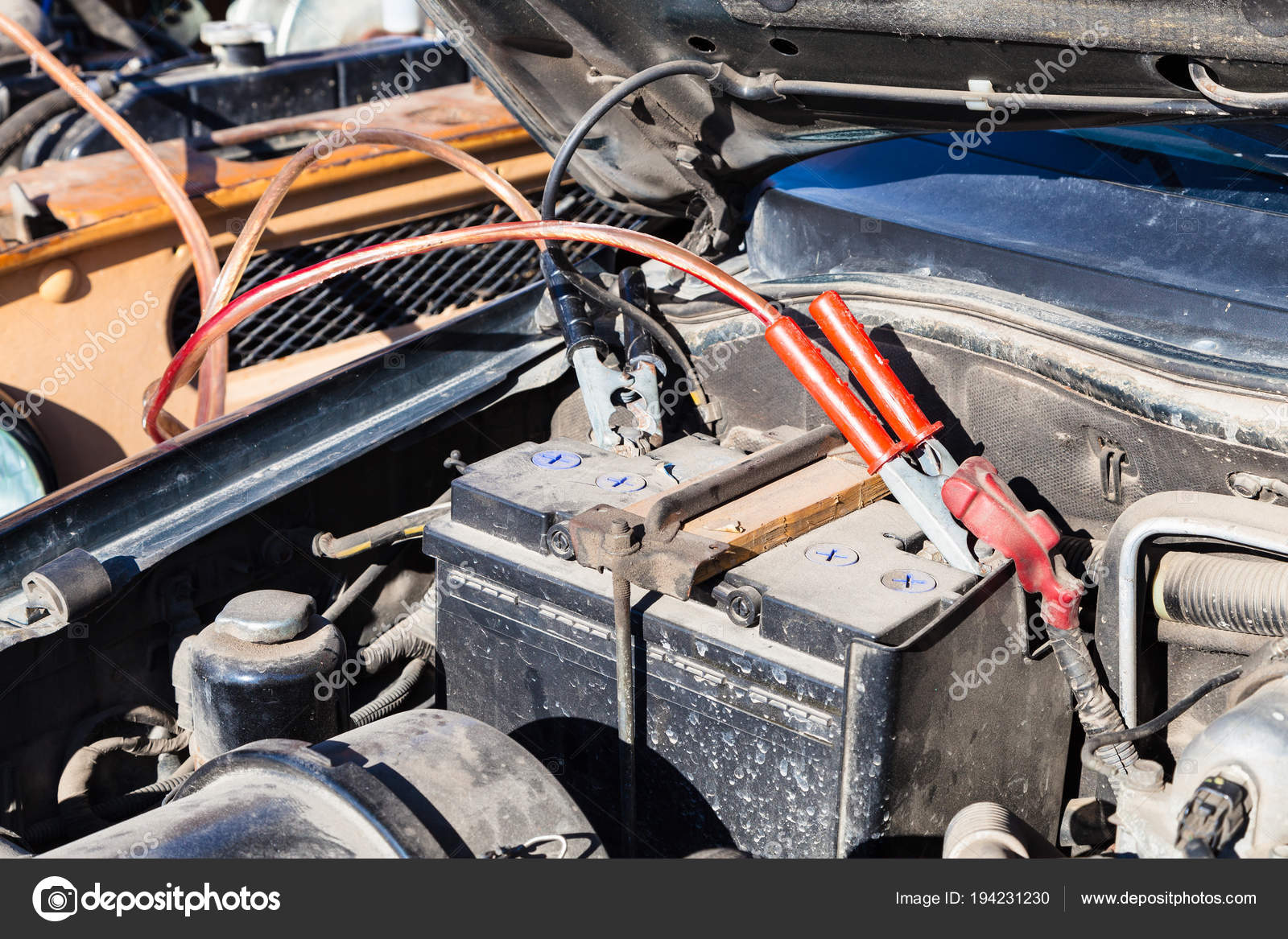 Jump start a flat car battery with another vehicle — Stock Photo