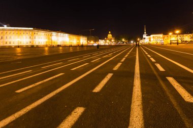 gece Palace Square Saint Petersburg'daki görünümünde