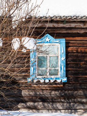 oyma ahşap duvar eski kırsal evin penceresinde